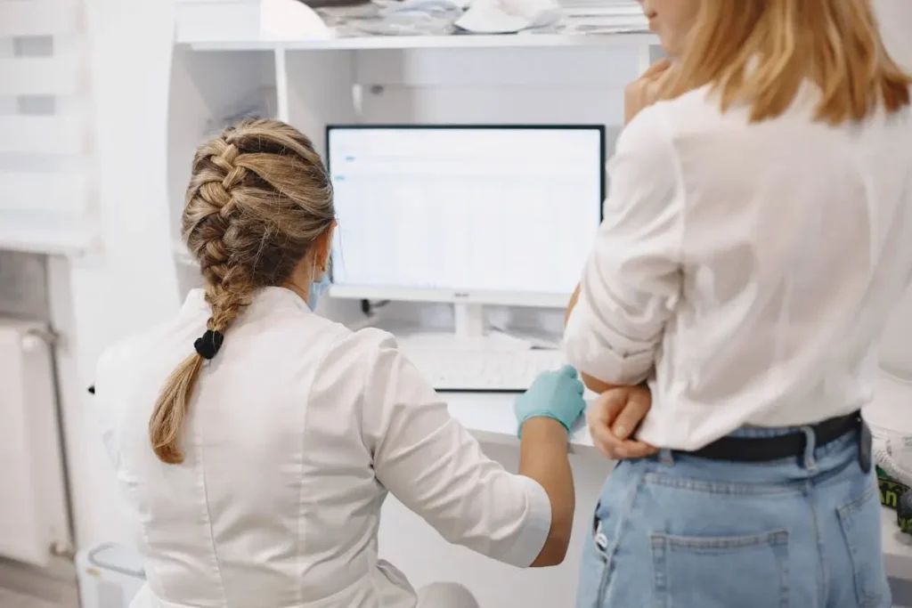 Tim profesional sedang berdiskusi tentang laporan kinerja di ruang rapat